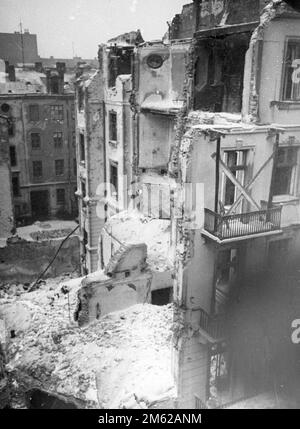 Blick aus einem Fenster über die Ruinen von Warschau nach der deutschen Invasion im Jahr 1939. Stockfoto