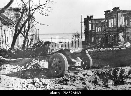 Zerstörte sowjetische Kanonen und Militärfahrzeuge in Stalingrad am Ufer der Wolga während der Schlacht von Stalingrad Stockfoto