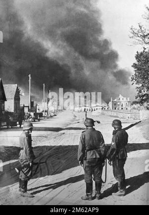 Deutsche Soldaten in einem brennenden sowjetischen Dorf während der Operation Barbarossa, der nazi-Invasion der Sowjetunion Stockfoto