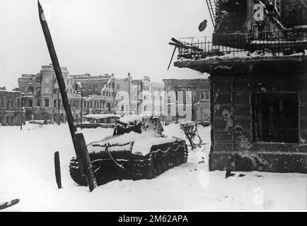 Ein zerstörter sowjetischer KW-1-Panzer in den Ruinen von Stalingrad. Stockfoto