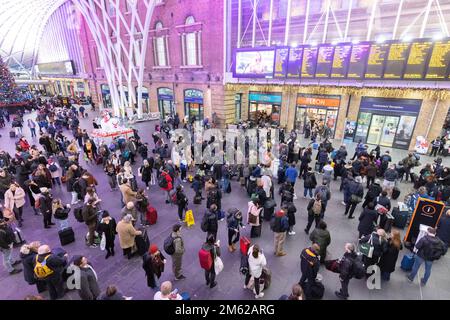 Der Bahnhof wird als geschäftig angesehen, da viele Gäste über die Weihnachtsfeiertage reisen. Aufnahme am 23. Dezember 2022. © Belinda Jiao jiao.bilin@gmail.co Stockfoto