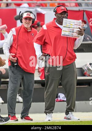 Tampa, Usa. 01. Januar 2023. Tampa Bay Buccaneers Cheftrainer Todd Bowles (R) beobachtet in der zweiten Halbzeit im Raymond James Stadium in Tampa, Florida, am Sonntag, den 1. Januar 2023 von der Seitenlinie aus gegen die Carolina Panthers. Foto: Steve Nesius/UPI. Kredit: UPI/Alamy Live News Stockfoto