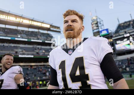 Philadelphia, Usa. 01. Januar 2023. Andy Dalton (14), Quarterback der New Orleans Saints, verlässt das Spielfeld, nachdem sein Team die Philadelphia Eagles in Woche 17 der NFL-Saison am Lincoln Financial Field in Philadelphia am Sonntag, dem 1. Januar 2023, besiegte. Die Heiligen gewannen 20:10. Foto: Laurence Kesterston/UPI Credit: UPI/Alamy Live News Stockfoto