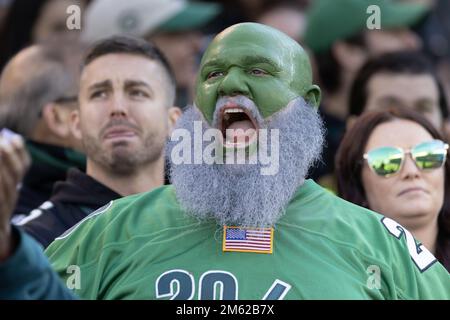 Philadelphia, Usa. 01. Januar 2023. Ein Fan der Philadelphia Eagles schreit in der ersten Hälfte eines Spiels gegen die New Orleans Saints in Woche 17 der NFL-Saison am Lincoln Financial Field in Philadelphia am Sonntag, den 1. Januar 2023. Foto: Laurence Kesterston/UPI Credit: UPI/Alamy Live News Stockfoto