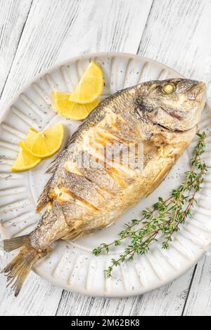 Mediterran gebackener Dorada-Fisch mit Thymian Stockfoto