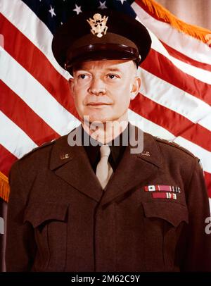 Porträt des amerikanischen Militärbefehlshabers (und zukünftigen US-Präsidenten) General Dwight D Eisenhower (1890-1969), der vor einer amerikanischen Flagge, 1943, steht. (Foto: US Army Signal Corps) Stockfoto