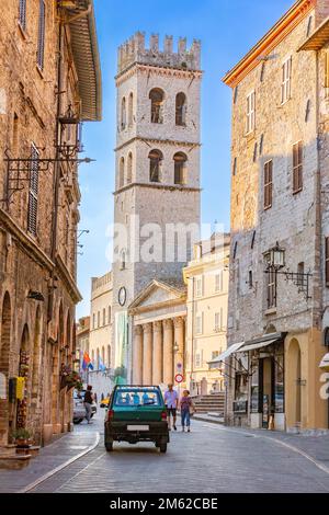 Historischer Torre del Popolo Turm auf der Piazza del Comune von der Corso Giuseppe Mazzini Straße in der Stadt Assisi in Perugia, Italien Stockfoto