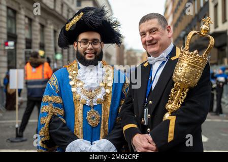 London, Großbritannien. 01. Januar 2023. Der Oberbürgermeister von Westminster Hamza Taouzzale (L) nimmt an der Parade Teil, die am 1. Januar 2023 durch die Straßen des Londoner Zentrums stattfand. Kredit: SOPA Images Limited/Alamy Live News Stockfoto