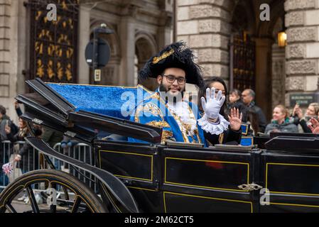 London, Großbritannien. 01. Januar 2023. Der Oberbürgermeister von Westminster Hamza Taouzzale nimmt an der Parade Teil. Die Parade fand am 1. Januar 2023 durch die Straßen des Londoner Zentrums statt. Kredit: SOPA Images Limited/Alamy Live News Stockfoto