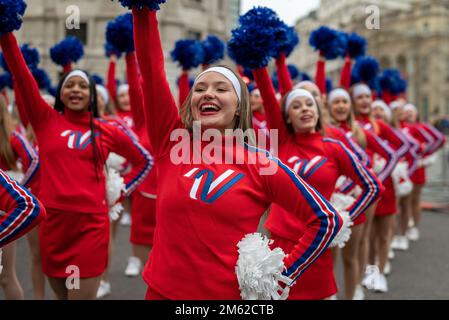 London, Großbritannien. 01. Januar 2023. Cheerleader nehmen an der Silvesterparade in London Teil. Die Parade fand am 1. Januar 2023 durch die Straßen des Londoner Zentrums statt. Kredit: SOPA Images Limited/Alamy Live News Stockfoto