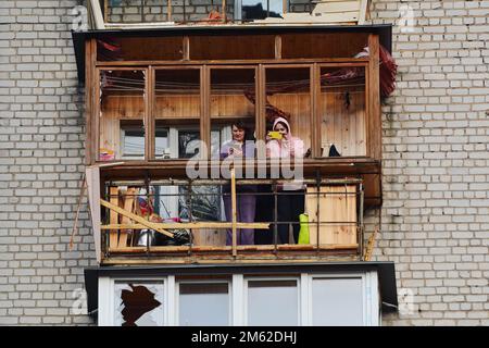 Kiew, Ukraine. 1. Januar 2023. Die Bewohner einer Wohnung fotografieren die Folgen der Zerstörung nach dem russischen Raketenangriff in Kiew. Raketenangriffe Russlands am 31. Dezember 2022 in Kiew, Ukraine. In vielen Bezirken Kiews wurden mehrere Gebäude schwer beschädigt, 2 Menschen starben und etwa 50 wurden verletzt. (Kreditbild: © Aleksandr Gusev/SOPA Images via ZUMA Press Wire) Stockfoto