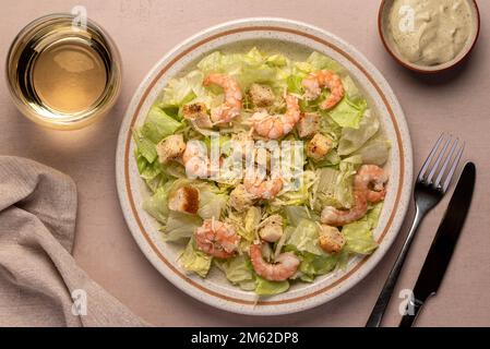 Lebensmittelfotografie mit caesar Salat, Garnelen, Eisberg, Salat, Parmesan, Croutons, Soße Stockfoto