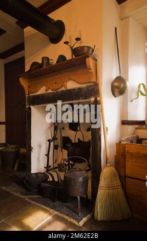 Dekorative Kaminnische mit antiken Kochtöpfen in der Küche im alten 1838 Canadiana Feldsteinhaus. Stockfoto