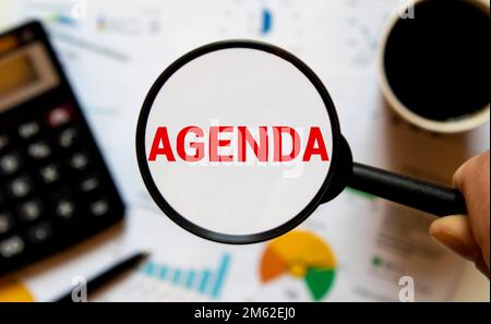 Agenda-Symbol. Lupe mit dem Konzeptwort Agenda auf schönem weißen Hintergrund. Business- und Agenda-Konzept, Kopierfläche. Stockfoto