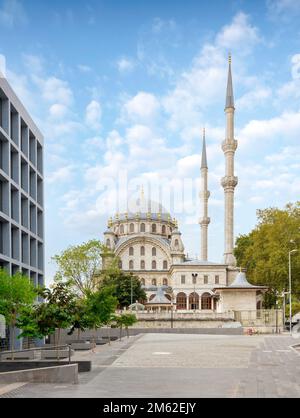 Nusretiye kaiserliche osmanische verzierte Moschee, die von Sultan Mahmut II. In Auftrag gegeben wurde und sich im Stadtteil Tophane von Beyoglu, Istanbul, Türkei, befindet Stockfoto