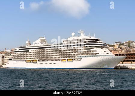 Seven Seas Explorer, ein riesiges Kreuzfahrtschiff, das am Terminal von Galataport anlegt, ein Entwicklungsgebiet mit gemischter Nutzung entlang des Bosporus, im Viertel Karakoy, Istanbul, Türkei Stockfoto