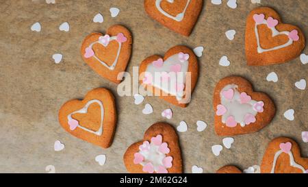 Herzkekse auf Bäckerpapier. Muttertagsfeier. Selbst gebacken. Valentinstag Stockfoto