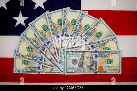 100-Dollar-Scheine auf der amerikanischen Flagge. Stockfoto