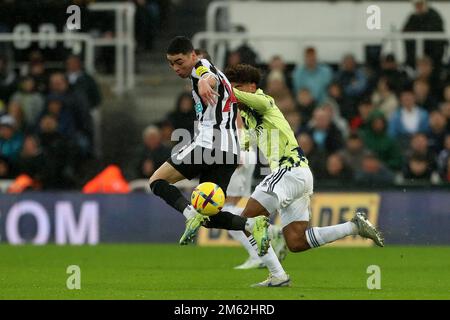 Newcastle, Großbritannien. 31. Dezember 2022 Miguel Almiron von Newcastle United in Aktion mit Tyler Adams während des Premier League-Spiels zwischen Newcastle United und Leeds United in St. James's Park, Newcastle, Samstag, 31. Dezember 2022. (Kredit: Mark Fletcher | MI News) Kredit: MI News & Sport /Alamy Live News Stockfoto