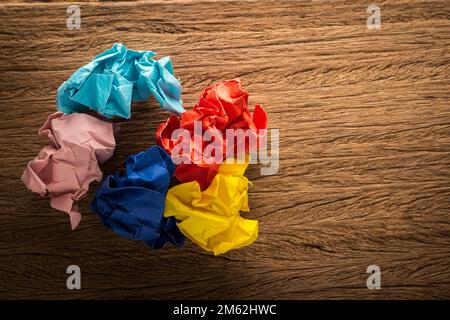 Farbenfrohes Papier auf Holz. Stockfoto