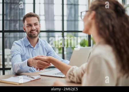 Junge Geschäftsleute die Hände schütteln im Büro. Finishing erfolgreiche Tagung. Stockfoto