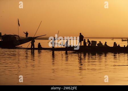 Ein Pirogue, der mit Passagieren in Mopti, Mali, Westafrika beladen ist. Stockfoto