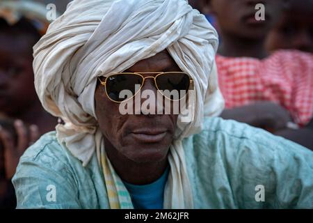 Mali, Niafunke, Porträtmann aus der Nähe mit einem weißen Turban und Ray Ban Sonnenbrille. Niafunke war die Heimatstadt des Musikers Ali Farka Touré Stockfoto