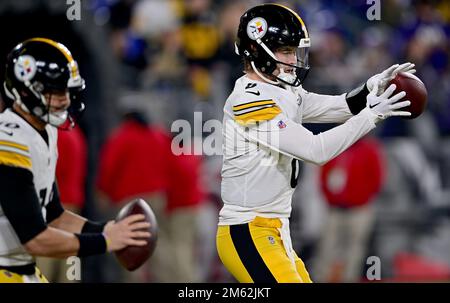 Baltimore, Usa. 01. Januar 2023. Die Quarterbacks von Pittsburgh Steelers Kenny Pickett (8) und Mitch Trubisky (M) wärmen sich vor den Baltimore Ravens im M&T Bank Stadium in Baltimore, Maryland, am Sonntag, den 1. Januar 2023 auf. Foto: David Tulis/UPI Credit: UPI/Alamy Live News Stockfoto