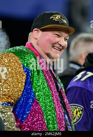 Baltimore, Usa. 01. Januar 2023. Ein NFL-Fan fängt den Neujahrsgeist vor dem Spiel der Baltimore Ravens und Pittsburgh Steelers im M&T Bank Stadium in Baltimore, Maryland, am Sonntag, den 1. Januar 2023 ein. Foto: David Tulis/UPI Credit: UPI/Alamy Live News Stockfoto