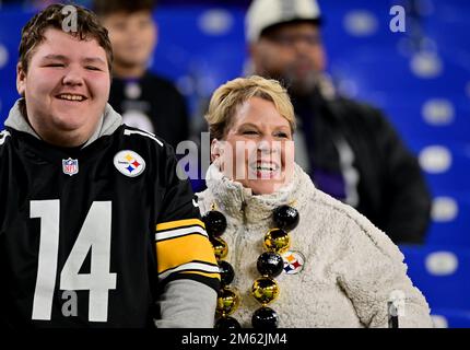 Baltimore, Usa. 01. Januar 2023. Fans der Pittsburgh Steelers bereiten sich am Sonntag, den 1. Januar 2023, auf die Baltimore Ravens im M&T Bank Stadium in Baltimore, Maryland, vor. Foto: David Tulis/UPI Credit: UPI/Alamy Live News Stockfoto