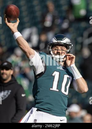 Philadelphia, Usa. 01. Januar 2023. Der Quarterback der Philadelphia Eagles Gardner Minshew (10) wärmt sich auf, bevor es in der ersten Hälfte der 17. Woche der NFL-Saison am Lincoln Financial Field in Philadelphia am Sonntag, dem 1. Januar 2023, zu einem Spiel gegen die New Orleans Saints kommt. Foto: Laurence Kesterston/UPI Credit: UPI/Alamy Live News Stockfoto