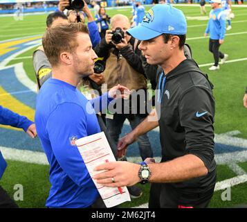 Inglewood, Usa. 01. Januar 2023. Los Angeles Chargers Cheftrainer Brandon Staley (R) schüttelt sich nach dem Spiel im SoFi Stadium in Inglewood, Kalifornien, Sonntag, den 1. Januar 2023, mit dem Cheftrainer Sean McVay von Los Angeles Rams die Hand. Die Chargers haben die Rams 31-10 geschlagen. Foto: Jon SooHoo/UPI Credit: UPI/Alamy Live News Stockfoto