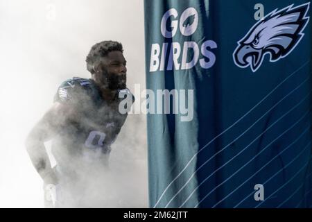 Philadelphia, Usa. 01. Januar 2023. Philadelphia Eagles Defensive End Josh Sweat (94) erobert in Woche 17 der NFL-Saison am Lincoln Financial Field in Philadelphia am Sonntag, dem 1. Januar 2023, das Spielfeld vor dem Start eines Spiels gegen die New Orleans Saints. Foto: Laurence Kesterston/UPI Credit: UPI/Alamy Live News Stockfoto