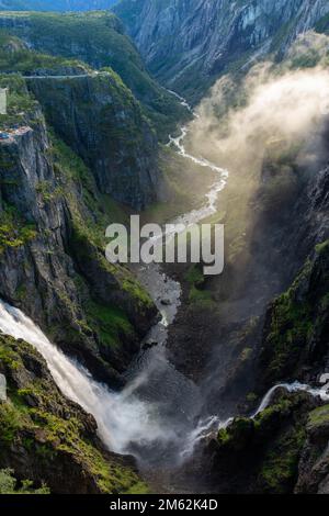 Herrlicher Sonnenuntergang über den Voringfossen Wasserfällen in Norwegen Stockfoto