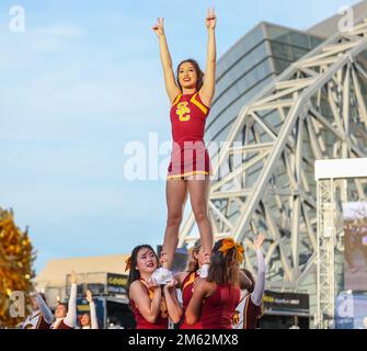 Dallas, TX, USA. 1. Januar 2023. Die USC Cheerleaders treten 2023 beim Goodyear Cotton Bowl Battle of the Bands im AT&T Stadium in Dallas, TX, auf. Kyle Okita/CSM/Alamy Live News Stockfoto