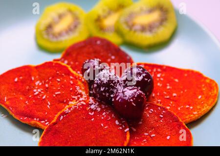Pfannkuchen mit Kirschen. Leckeres süßes Frühstück Stockfoto