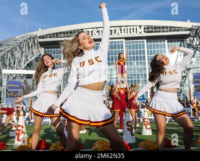 Dallas, TX, USA. 1. Januar 2023. Die USC Song Girls und die USC-Cheerleader treten 2023 beim Goodyear Cotton Bowl Battle der Bands im AT&T Stadium in Dallas, TX, auf. Kyle Okita/CSM/Alamy Live News Stockfoto