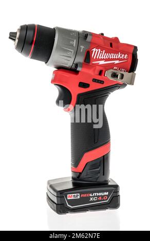 Winneconne, WI - 12. Dezember 2022: Ein Paket mit Brennstoffhammer Milwaukee M12 auf isoliertem Hintergrund. Stockfoto