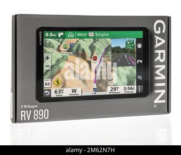 Winneconne, WI - 12. Dezember 2022: Ein Paket mit GPS-Navigationsgerät Garmin RV 8910 auf isoliertem Hintergrund. Stockfoto