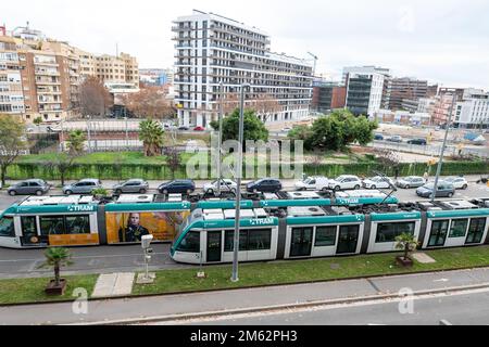 Barcelona, Spanien : 2022. Dezember 30 : STRASSENBAHN Barcelona in Els Encants Flohmarkt in Barcelona im Winter 2022 in Katalonien. Stockfoto