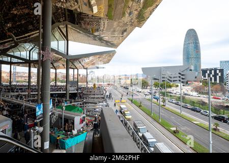 Barcelona, Spanien : 2022. Dezember 30 : Wolkentag auf dem Els Encants Flohmarkt in Barcelona im Winter 2022 in Katalonien. Stockfoto