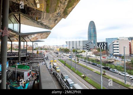 Barcelona, Spanien : 2022. Dezember 30 : Wolkentag auf dem Els Encants Flohmarkt in Barcelona im Winter 2022 in Katalonien. Stockfoto