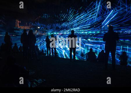 Vilnius, Litauen. 04. September 2022. Während eines Festivals, das der litauischen Hauptstadt Vilnius gewidmet ist, sehen die Menschen eine Lasershow. Mehr als 60 Laser beleuchteten den Raum über dem Fluss Neris, in der Nähe der Weißen Brücke (Baltojo tilto) - eine so große Anzahl von Lasern wurde noch nie zuvor bei einer öffentlichen Veranstaltung in Litauen verwendet. (Foto: Yauhen Yerchak/SOPA Images/Sipa USA) Guthaben: SIPA USA/Alamy Live News Stockfoto