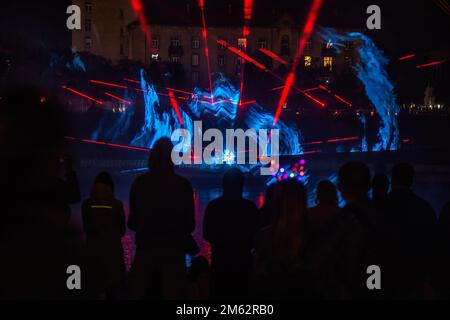 Vilnius, Litauen. 04. September 2022. Während eines Festivals, das der litauischen Hauptstadt Vilnius gewidmet ist, sehen die Menschen eine Lasershow. Mehr als 60 Laser beleuchteten den Raum über dem Fluss Neris, in der Nähe der Weißen Brücke (Baltojo tilto) - eine so große Anzahl von Lasern wurde noch nie zuvor bei einer öffentlichen Veranstaltung in Litauen verwendet. (Foto: Yauhen Yerchak/SOPA Images/Sipa USA) Guthaben: SIPA USA/Alamy Live News Stockfoto