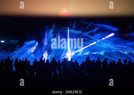 Vilnius, Litauen. 04. September 2022. Während eines Festivals, das der litauischen Hauptstadt Vilnius gewidmet ist, sehen die Menschen eine Lasershow. Mehr als 60 Laser beleuchteten den Raum über dem Fluss Neris, in der Nähe der Weißen Brücke (Baltojo tilto) - eine so große Anzahl von Lasern wurde noch nie zuvor bei einer öffentlichen Veranstaltung in Litauen verwendet. (Foto: Yauhen Yerchak/SOPA Images/Sipa USA) Guthaben: SIPA USA/Alamy Live News Stockfoto