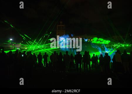 Vilnius, Litauen. 04. September 2022. Während eines Festivals, das der litauischen Hauptstadt Vilnius gewidmet ist, sehen die Menschen eine Lasershow. Mehr als 60 Laser beleuchteten den Raum über dem Fluss Neris, in der Nähe der Weißen Brücke (Baltojo tilto) - eine so große Anzahl von Lasern wurde noch nie zuvor bei einer öffentlichen Veranstaltung in Litauen verwendet. (Foto: Yauhen Yerchak/SOPA Images/Sipa USA) Guthaben: SIPA USA/Alamy Live News Stockfoto