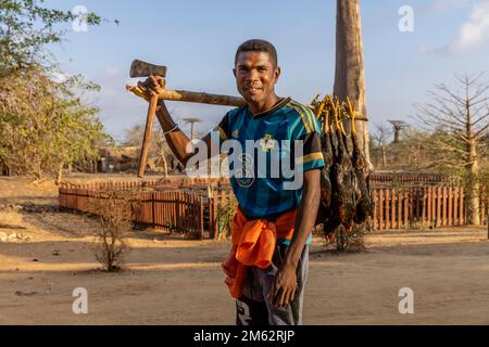 Madagassischer Straßenverkäufer mit Hühnchen und Axt in der Avenue of the Baobabs in Morondava, Madagaskar, Afrika Stockfoto