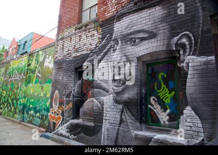 Farbenfrohe Graffiti an der Wand in der Gasse in Toronto, Ontario, Kanada Stockfoto