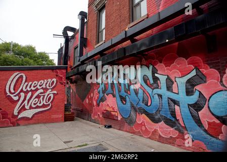 Farbenfrohe Graffiti an der Wand in der Seitenstraße in Toronto, Ontario, Kanada Stockfoto