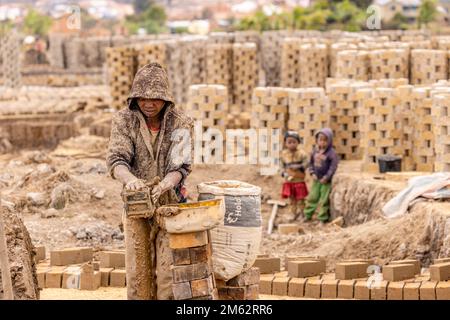 Backsteinherstellung in Ambohimanambola bei Antananarivo, Madagaskar, Afrika Stockfoto